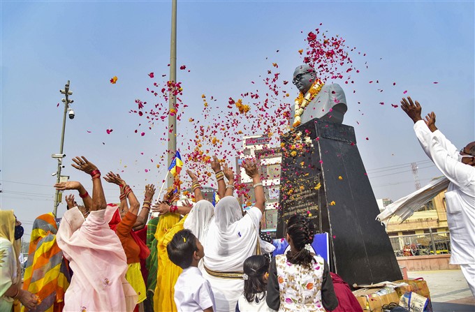 Leaders pays tribute to Dr B R Ambedkar on his death anniversary - Oneindia