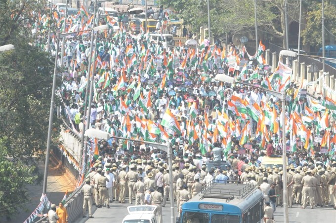 ಕೇಂದ್ರದ ಕೃಷಿ ಕಾಯ್ದೆಗಳ ವಿರುದ್ಧ ಕಾಂಗ್ರೆಸ್ ನಿಂದ ಬೆಂಗಳೂರಿನಲ್ಲಿ ರಾಜಭವನ ಚಲೋ ಪ್ರತಿಭಟನೆ 