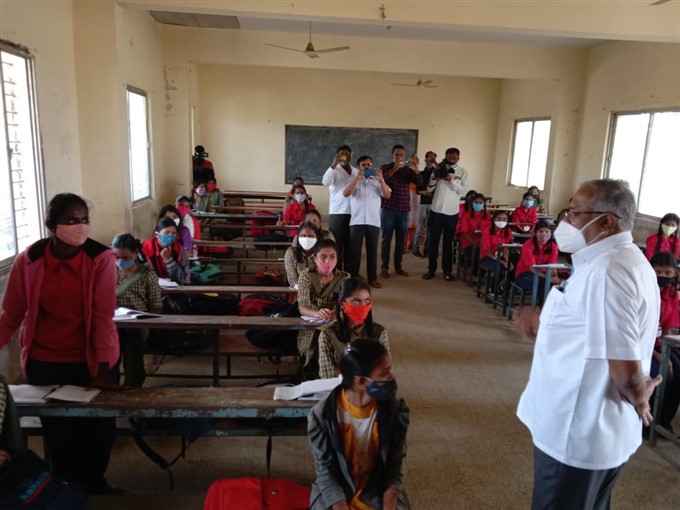 ಚಿತ್ರಗಳು: ಕರ್ನಾಟಕದಲ್ಲಿ ಶಾಲಾ-ಕಾಲೇಜುಗಳು ಪುನರಾರಂಭ 