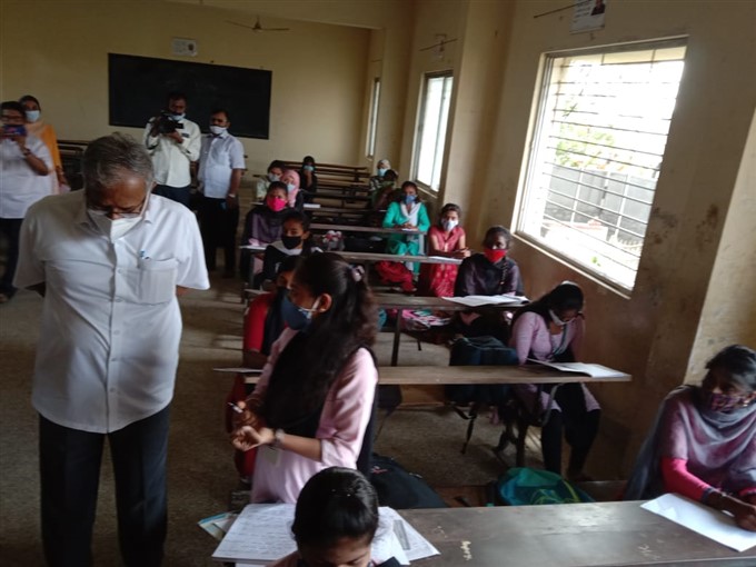 ಚಿತ್ರಗಳು: ಕರ್ನಾಟಕದಲ್ಲಿ ಶಾಲಾ-ಕಾಲೇಜುಗಳು ಪುನರಾರಂಭ 