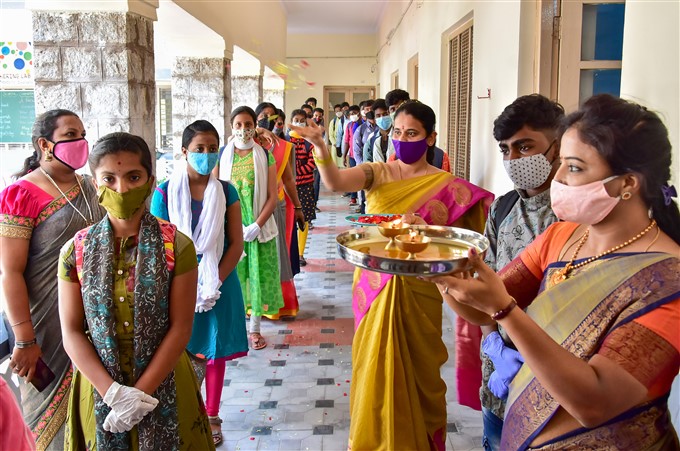 ಚಿತ್ರಗಳು: ಕರ್ನಾಟಕದಲ್ಲಿ ಶಾಲಾ-ಕಾಲೇಜುಗಳು ಪುನರಾರಂಭ 