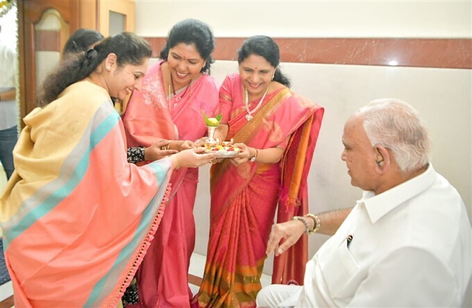 79ാം പിറന്നാള്‍ ആഘോഷിക്കുന്ന കര്‍ണാടക മുഖ്യമന്ത്രി ബിഎസ് യെഡിയൂരപ്പ; ചിത്രങ്ങള്‍ കാണാം