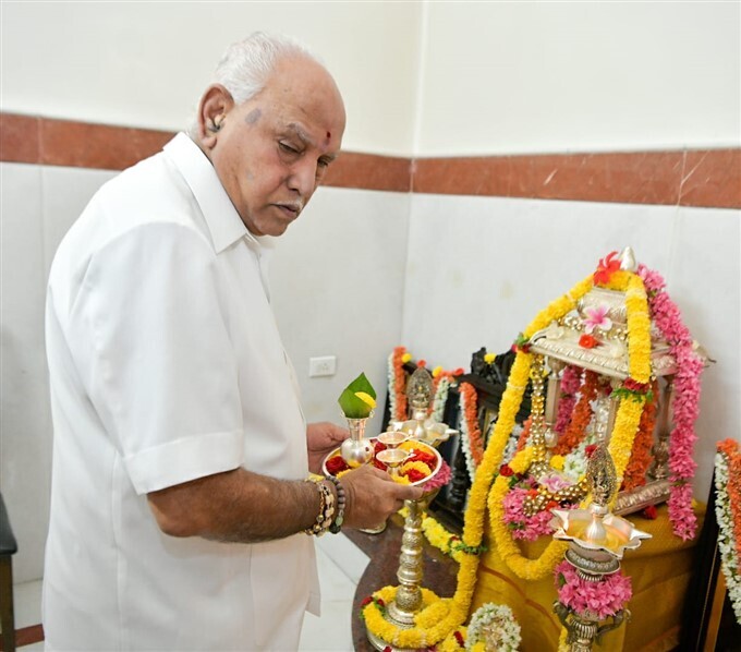 79ാം പിറന്നാള്‍ ആഘോഷിക്കുന്ന കര്‍ണാടക മുഖ്യമന്ത്രി ബിഎസ് യെഡിയൂരപ്പ; ചിത്രങ്ങള്‍ കാണാം