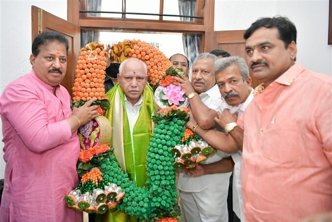 79ാം പിറന്നാള്‍ ആഘോഷിക്കുന്ന കര്‍ണാടക മുഖ്യമന്ത്രി ബിഎസ് യെഡിയൂരപ്പ; ചിത്രങ്ങള്‍ കാണാം