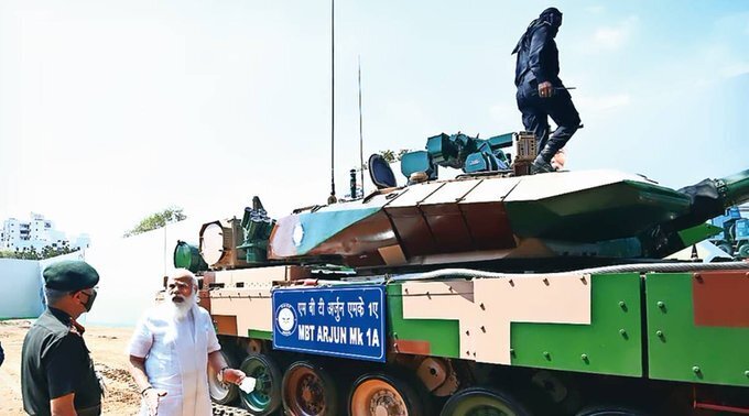 കരുത്തായി അര്‍ജുന്‍, ഇന്ത്യന്‍ നിര്‍മ്മിത യുദ്ധ ടാങ്ക് സൈന്യത്തിന് കൈമാറി പ്രധാനമന്ത്രി- ചിത്രങ്ങള്‍