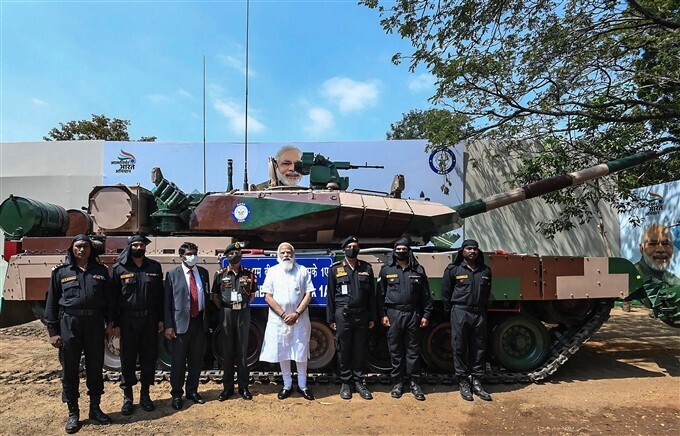 കരുത്തായി അര്‍ജുന്‍, ഇന്ത്യന്‍ നിര്‍മ്മിത യുദ്ധ ടാങ്ക് സൈന്യത്തിന് കൈമാറി പ്രധാനമന്ത്രി- ചിത്രങ്ങള്‍