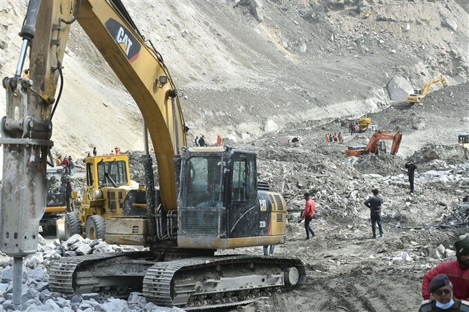ഉത്തരാഖണ്ഡിലെ ദുരന്തഭൂമിയിൽ പുനരുദ്ധാരണ പ്രവര്‍ത്തനങ്ങള്‍, ചിത്രങ്ങള്‍ കാണാം