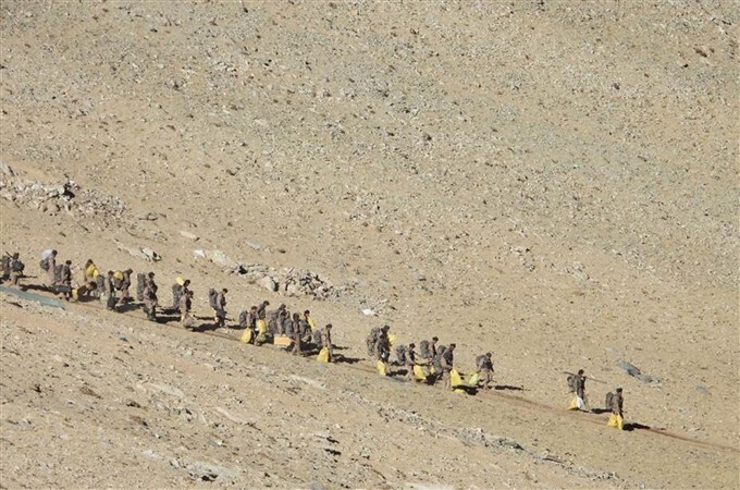 ഇന്ത്യൻ, ചൈനീസ് സൈനികരും ടാങ്കുകളും പാംഗോംഗ് തടാക പ്രദേശത്ത് നിന്ന് പിന്‍മാറുന്നു-ചിത്രങ്ങള്‍ കാണാം 