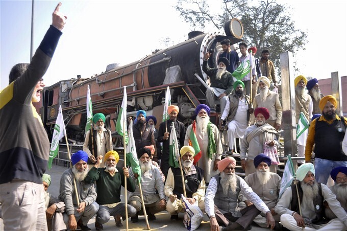 ട്രെയിന്‍ തടയല്‍ സമരവുമായി കര്‍ഷകര്‍, ചിത്രങ്ങള്‍