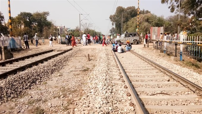 ട്രെയിന്‍ തടയല്‍ സമരവുമായി കര്‍ഷകര്‍, ചിത്രങ്ങള്‍