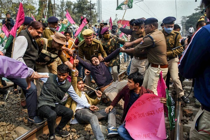 ട്രെയിന്‍ തടയല്‍ സമരവുമായി കര്‍ഷകര്‍, ചിത്രങ്ങള്‍