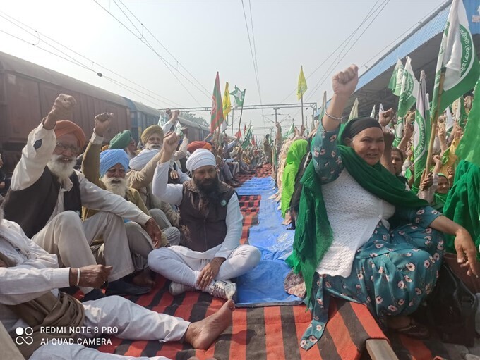 ട്രെയിന്‍ തടയല്‍ സമരവുമായി കര്‍ഷകര്‍, ചിത്രങ്ങള്‍