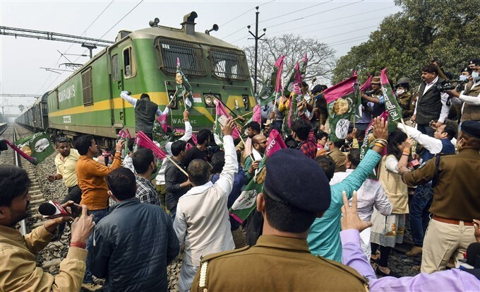 ട്രെയിന്‍ തടയല്‍ സമരവുമായി കര്‍ഷകര്‍, ചിത്രങ്ങള്‍
