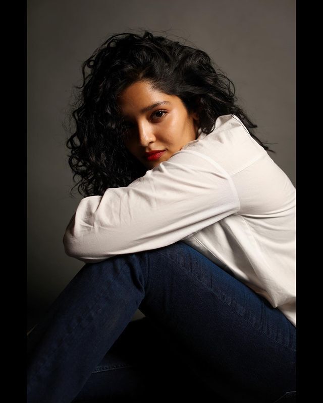 சட்டை பட்டனை திறந்து விட்ட ரித்திகா சிங்...வேற லெவல் போட்டோஸ்