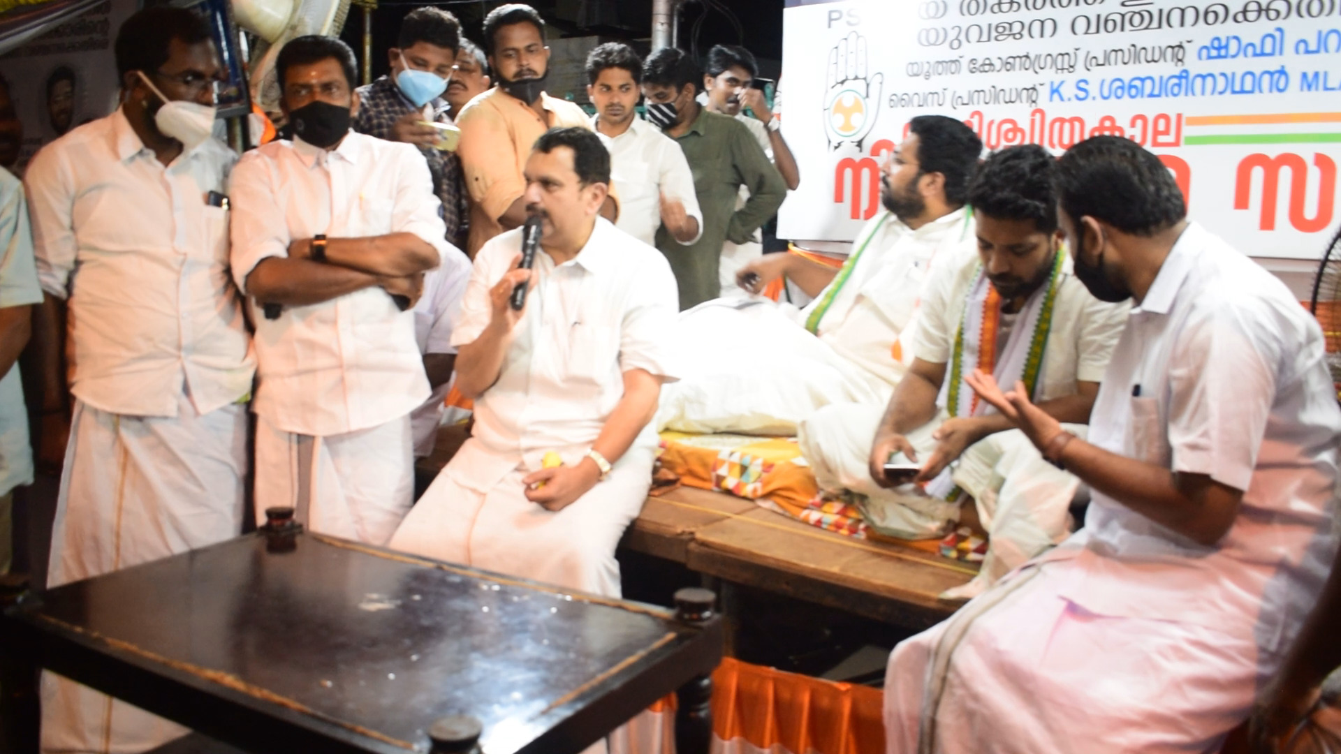 സെക്രട്ടേറിയറ്റിന് മുന്നില്‍ സമരം ചെയ്യുന്ന പിഎസ്‌സി ഉദ്യോഗാര്‍ത്ഥികളെ പിന്തുണച്ചുള്ള യൂത്ത് കോണ്‍ഗ്രസ് സമരപന്തലില്‍ നിന്നുള്ള ചിത്രങ്ങള്‍