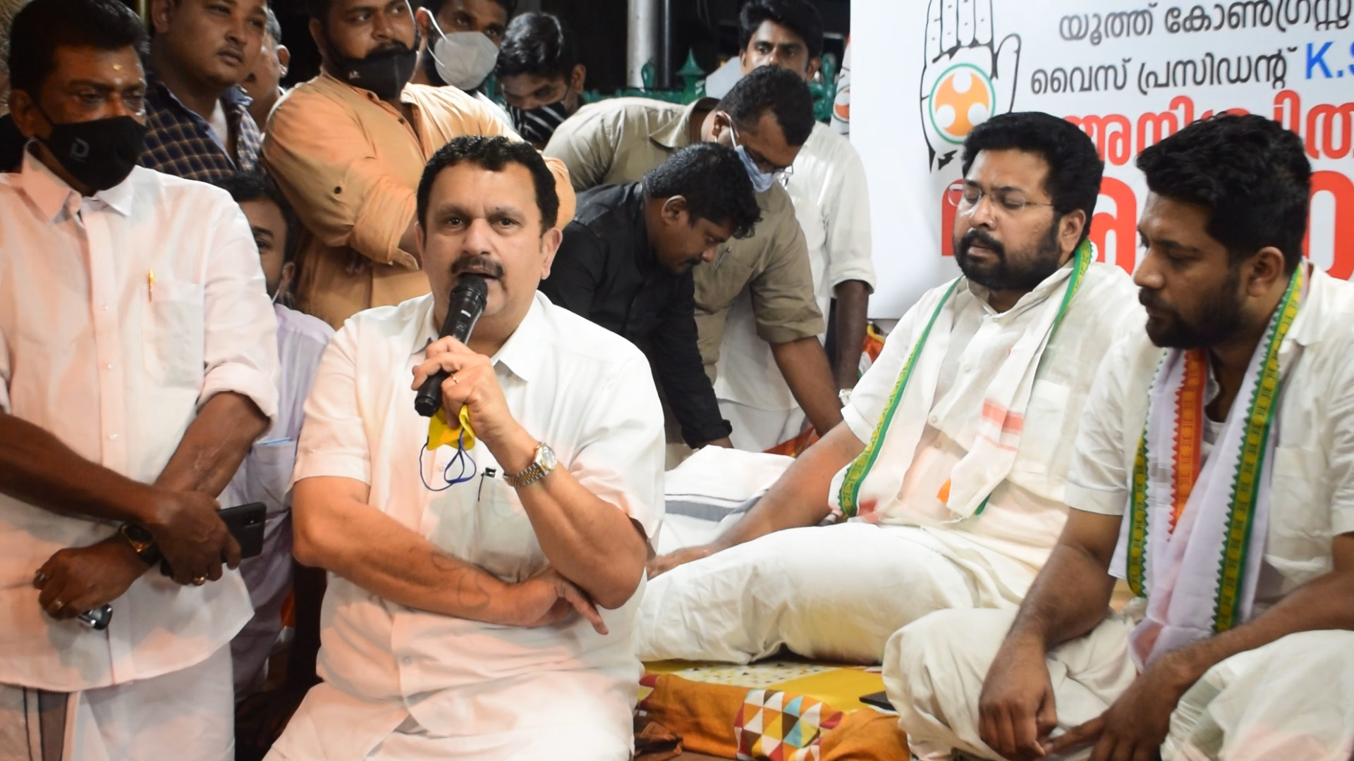 സെക്രട്ടേറിയറ്റിന് മുന്നില്‍ സമരം ചെയ്യുന്ന പിഎസ്‌സി ഉദ്യോഗാര്‍ത്ഥികളെ പിന്തുണച്ചുള്ള യൂത്ത് കോണ്‍ഗ്രസ് സമരപന്തലില്‍ നിന്നുള്ള ചിത്രങ്ങള്‍