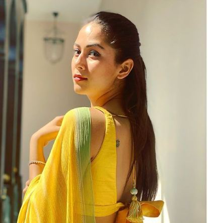 Meer Rajpar पीली साड़ी में कहर ढातीं मीरा राजपूत | Stunning Photo Of Meera Rajput ...