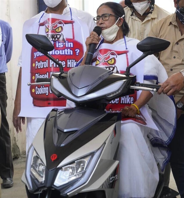 കൊല്‍ക്കത്ത നഗരത്തിലൂടെ സ്‌കൂട്ടറില്‍ മമതയുടെ യാത്ര; പെട്രോള്‍ വില വര്‍ധനവില്‍ പ്രതിഷേധം- ചിത്രങ്ങള്‍ കാണാം