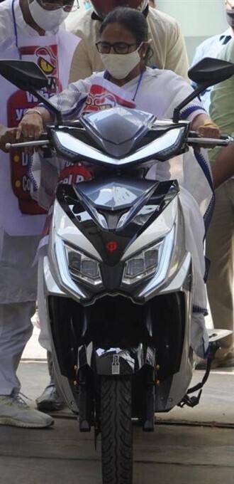 കൊല്‍ക്കത്ത നഗരത്തിലൂടെ സ്‌കൂട്ടറില്‍ മമതയുടെ യാത്ര; പെട്രോള്‍ വില വര്‍ധനവില്‍ പ്രതിഷേധം- ചിത്രങ്ങള്‍ കാണാം