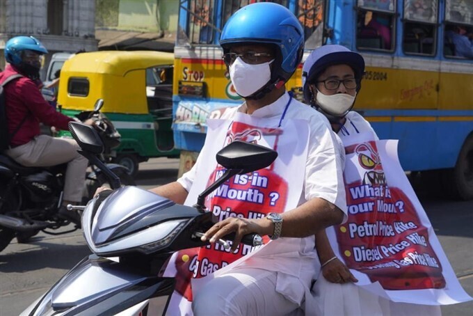 കൊല്‍ക്കത്ത നഗരത്തിലൂടെ സ്‌കൂട്ടറില്‍ മമതയുടെ യാത്ര; പെട്രോള്‍ വില വര്‍ധനവില്‍ പ്രതിഷേധം- ചിത്രങ്ങള്‍ കാണാം