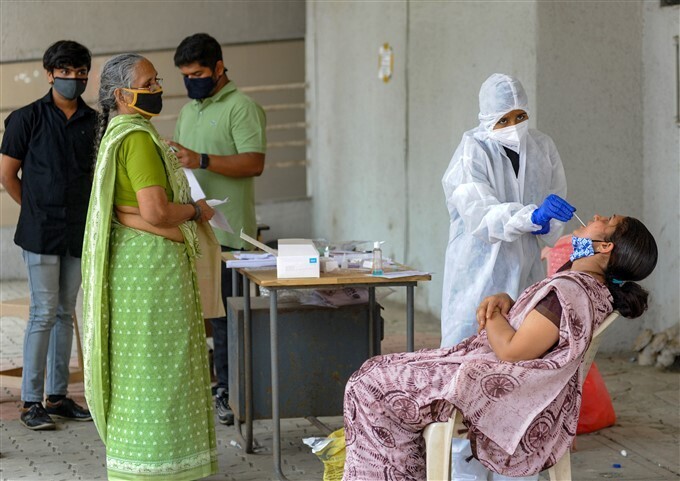 കൊറോണ ആശങ്ക വിട്ടുമാറാത്ത മുംബൈയില്‍ കര്‍മനിരതരായി ആരോഗ്യ പ്രവര്‍ത്തകര്‍- ചിത്രങ്ങള്‍ കാണാം