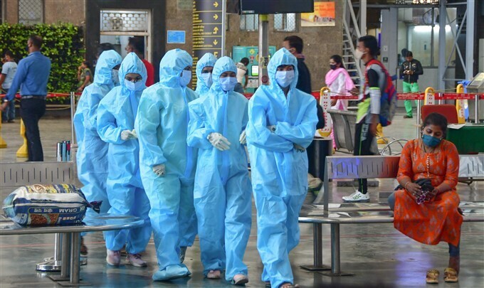 കൊറോണ ആശങ്ക വിട്ടുമാറാത്ത മുംബൈയില്‍ കര്‍മനിരതരായി ആരോഗ്യ പ്രവര്‍ത്തകര്‍- ചിത്രങ്ങള്‍ കാണാം