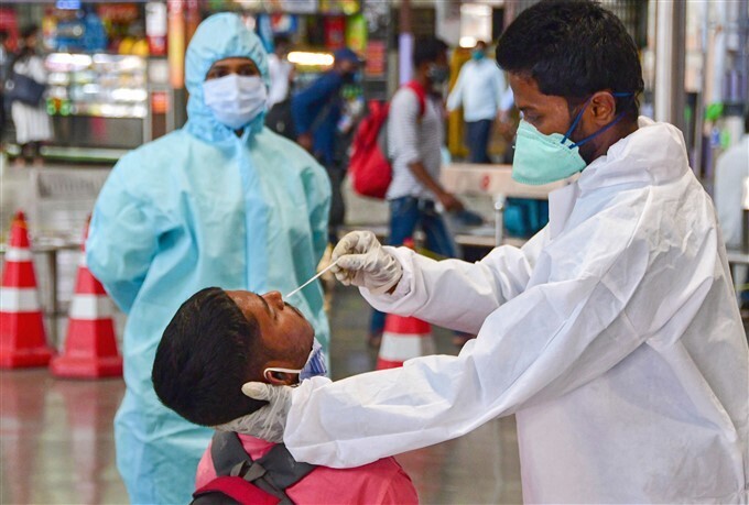 മുംബൈയില്‍ കൊവിഡ് പരിശോധന നടത്തുന്ന ആരോഗ്യപ്രവര്‍ത്തകര്‍