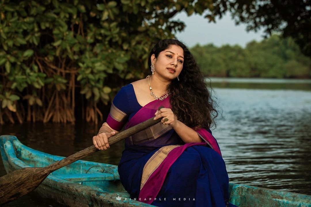 സാരിയിൽ സുന്ദരിയായി അനുമോൾ- ചിത്രങ്ങൾ കാണാം