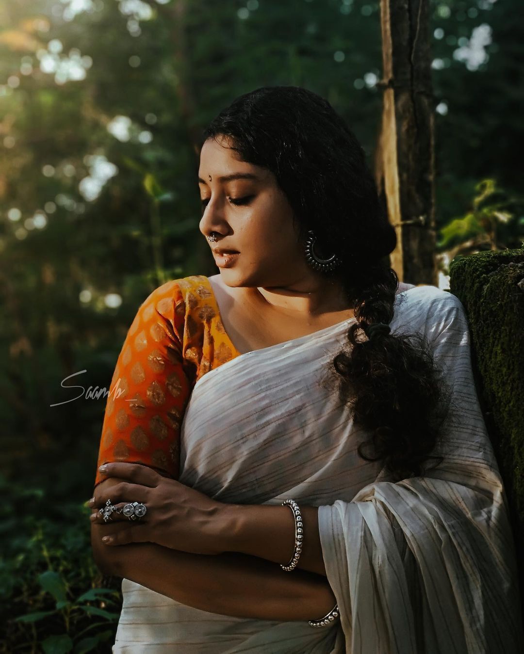 സാരിയിൽ സുന്ദരിയായി അനുമോൾ- ചിത്രങ്ങൾ കാണാം