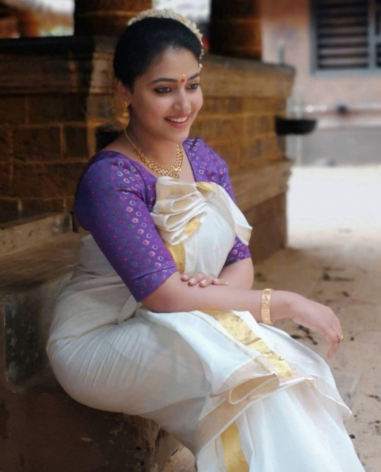 സിംപിൾ ലുക്കിൽ സുന്ദരിയായി അനു സിത്താര- ചിത്രങ്ങൾ കാണാം