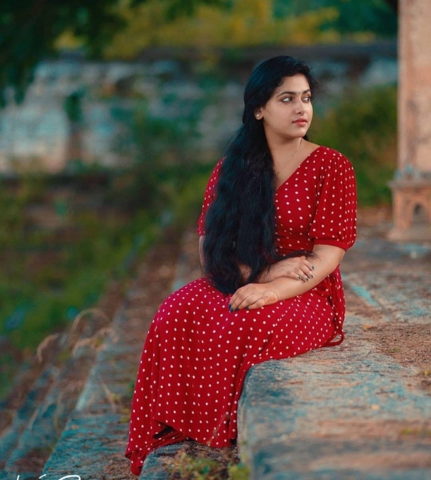 സിംപിൾ ലുക്കിൽ സുന്ദരിയായി അനു സിത്താര- ചിത്രങ്ങൾ കാണാം