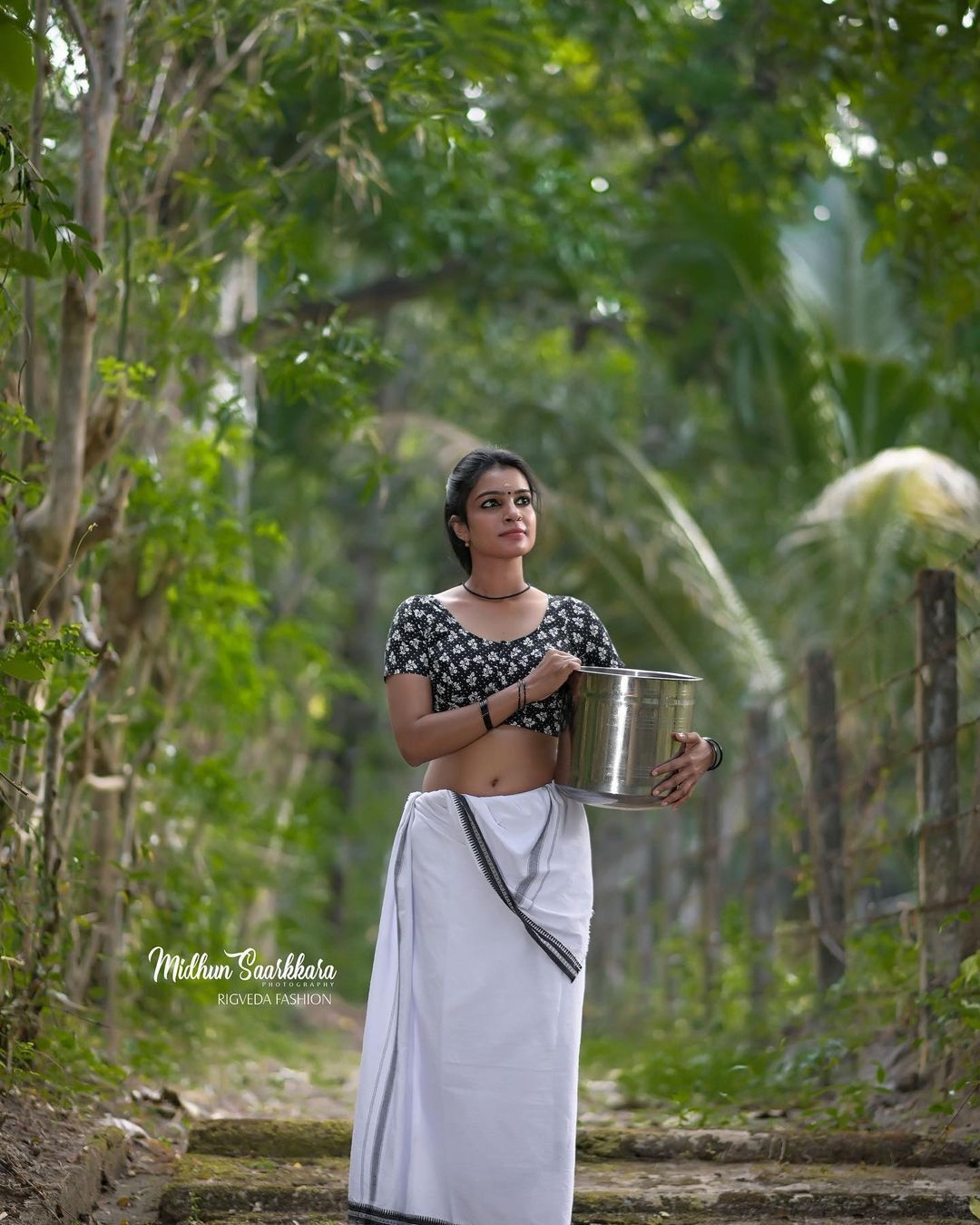 നാടൻ സുന്ദരിയായി ആതിര ജയചന്ദ്രൻ- ചിത്രങ്ങൾ കാണാം