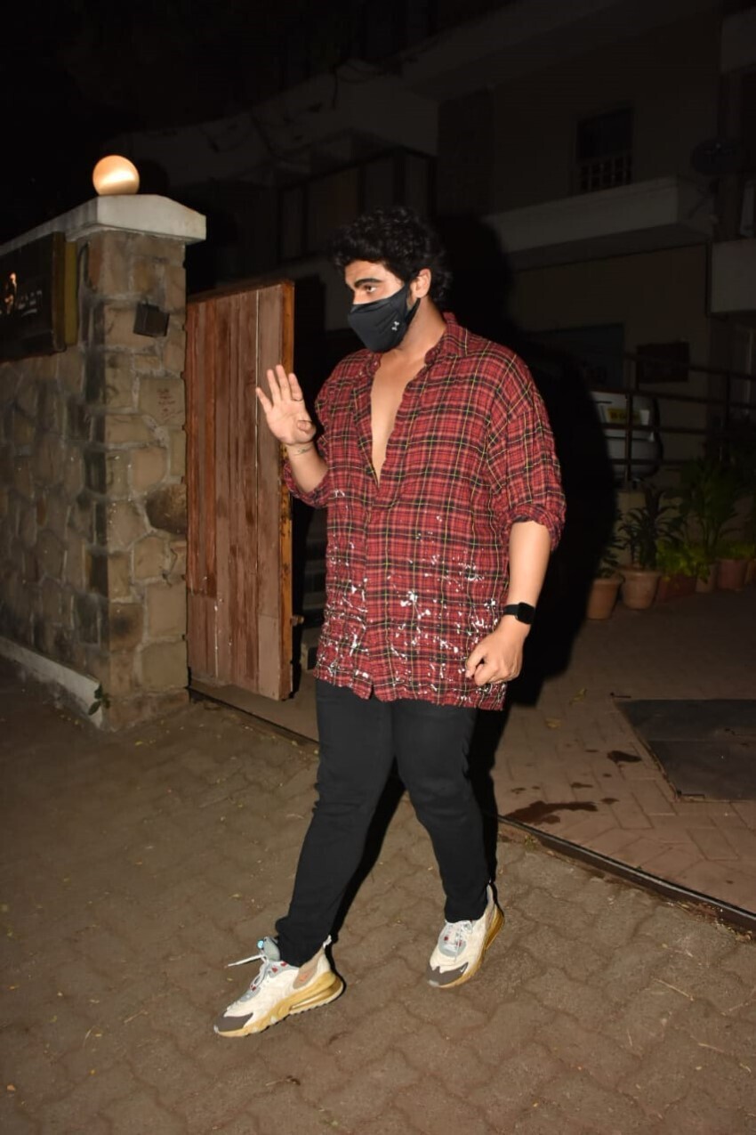 അമ്മയായ കരീന കപൂറിനെ കാണാനെത്തി താരങ്ങൾ- ചിത്രങ്ങൾ കാണാം