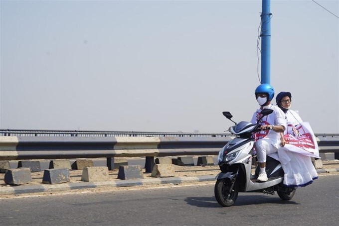 জ্বালানির মূল্যবৃদ্ধির প্রতিবাদে ইলেকট্রিক স্কুটার চেপে কলকাতার রাস্তায় অভিনব প্রতিবাদে মমতা বন্দ্যোপাধ্যায়