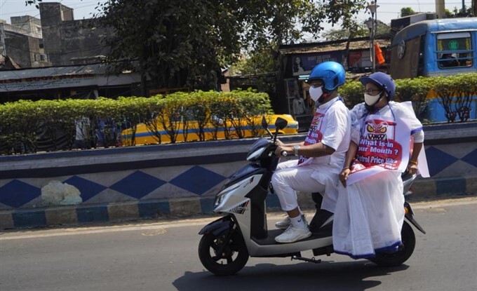 জ্বালানির মূল্যবৃদ্ধির প্রতিবাদে ইলেকট্রিক স্কুটার চেপে কলকাতার রাস্তায় অভিনব প্রতিবাদে মমতা বন্দ্যোপাধ্যায়