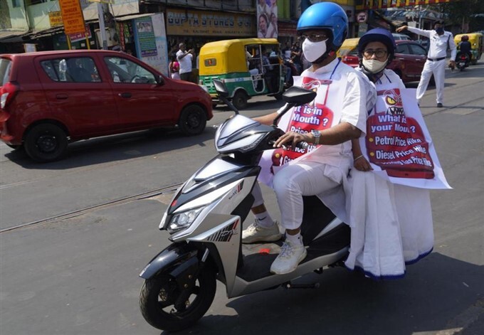 জ্বালানির মূল্যবৃদ্ধির প্রতিবাদে ইলেকট্রিক স্কুটার চেপে কলকাতার রাস্তায় অভিনব প্রতিবাদে মমতা বন্দ্যোপাধ্যায়