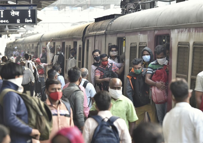 No Social Distancing In Mumbai's Local Train