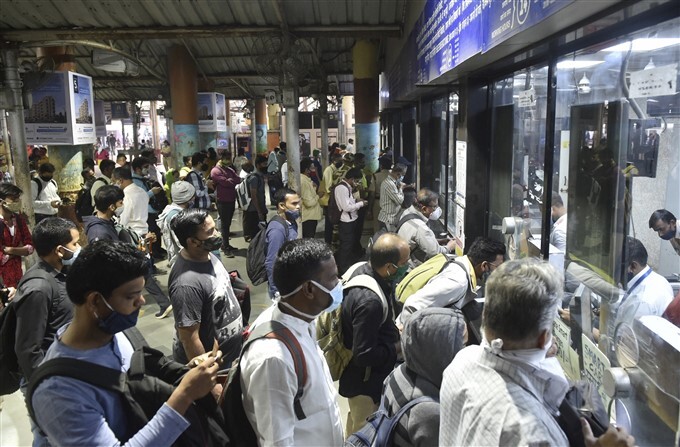 No Social Distancing In Mumbai's Local Train