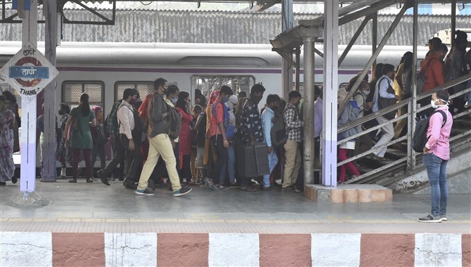 No Social Distancing In Mumbai's Local Train