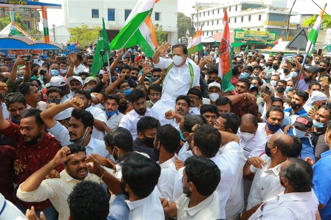 Congress Leader Ramesh Chennithala Aiswarya Kerala Yatra In Kerala