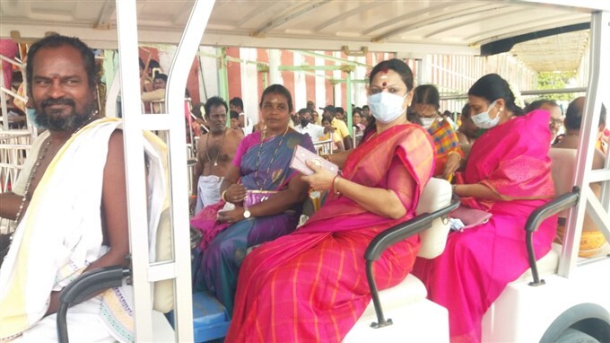  திருச்செந்தூர் முருகன் கோவிலில் துர்கா ஸ்டாலின் சாமி தரிசனம் 