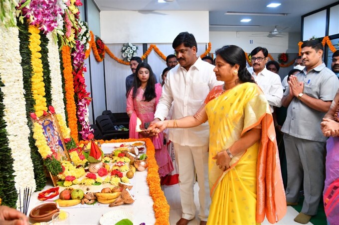 GHMC mayor gadwala vijayalakshmi assumes office, several leaders attend the ceremony