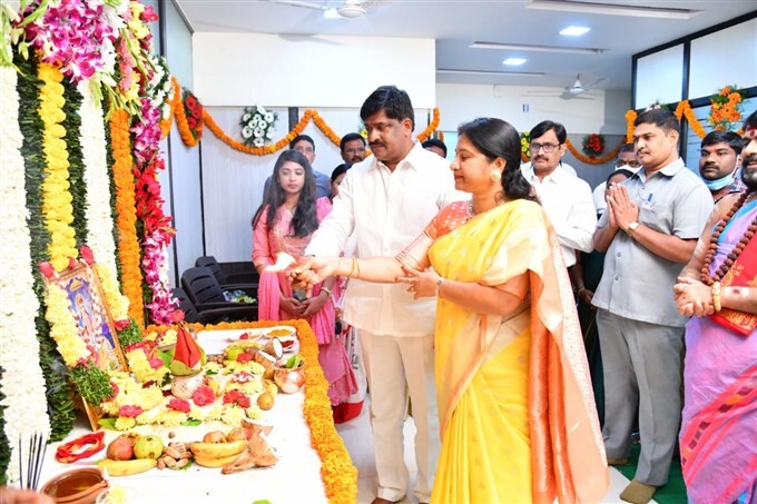 GHMC mayor gadwala vijayalakshmi assumes office, several leaders attend the ceremony