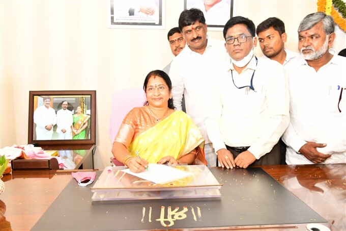 GHMC mayor gadwala vijayalakshmi assumes office, several leaders attend the ceremony