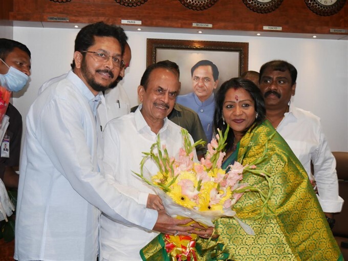 GHMC mayor gadwala vijayalakshmi assumes office, several leaders attend the ceremony