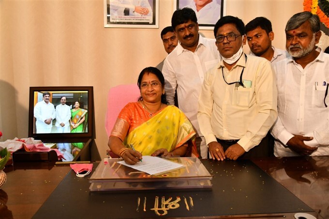 GHMC mayor gadwala vijayalakshmi assumes office, several leaders attend the ceremony