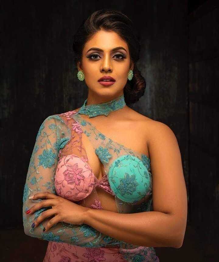 വേറിട്ട ലുക്കുമായി ഇനിയ- ചിത്രങ്ങൾ കാണാം