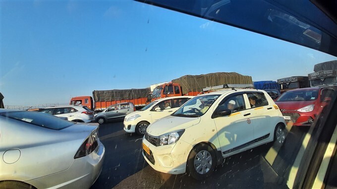 രാജ്യത്ത് ഫാസ്ടാഗ് നിര്‍ബന്ധമാക്കി, ടോള്‍പ്ലാസകളില്‍ നിന്നുള്ള ചിത്രങ്ങള്‍