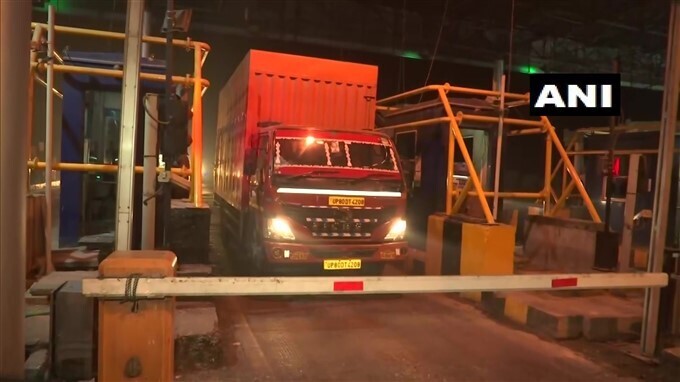 രാജ്യത്ത് ഫാസ്ടാഗ് നിര്‍ബന്ധമാക്കി, ടോള്‍പ്ലാസകളില്‍ നിന്നുള്ള ചിത്രങ്ങള്‍