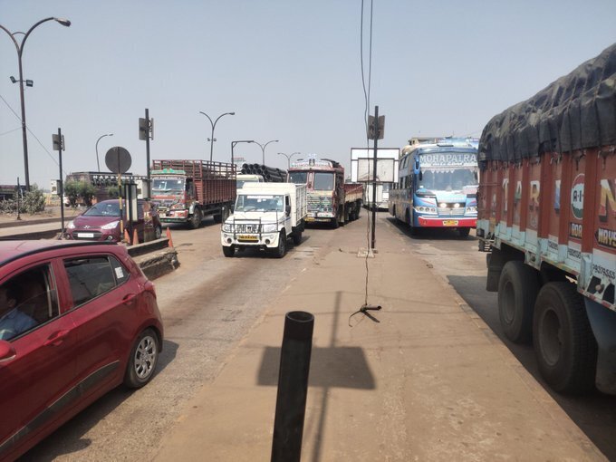 രാജ്യത്ത് ഫാസ്ടാഗ് നിര്‍ബന്ധമാക്കി, ടോള്‍പ്ലാസകളില്‍ നിന്നുള്ള ചിത്രങ്ങള്‍